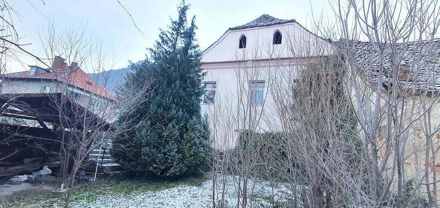 Casă cu 9 camere cu Teren 633 Mp în Schei