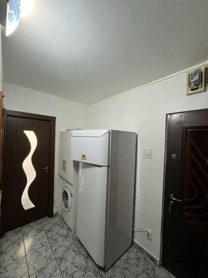 Apartament cu 3 camere semidecomandat în Satu Nou