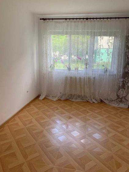 Apartament cu 3 camere semidecomandat în Moinești