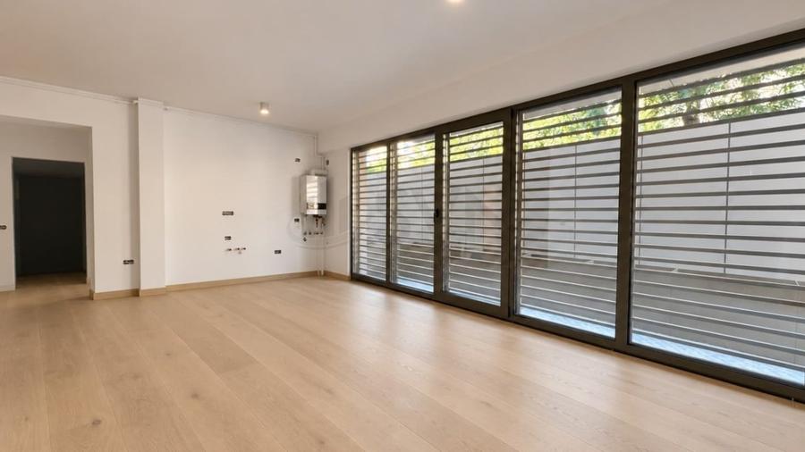 Apartament cu 3 camere decomandat în Calea Victoriei