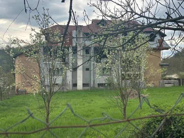 Casă individuală cu 16 camere cu Teren 5250 Mp în Malu Vârtop
