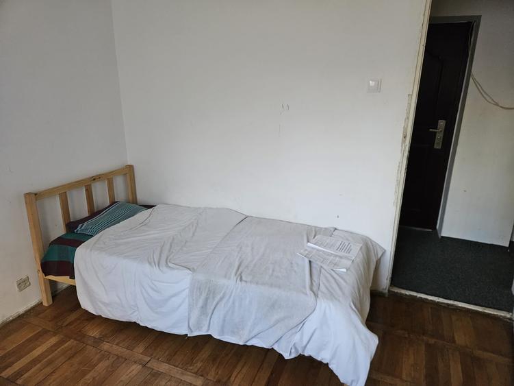 Apartament cu 3 camere semidecomandat, mobilat în Spitalul Județean