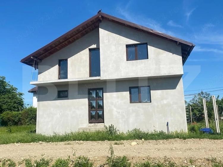 Casă individuală cu 4 camere cu Canalizare în Lazuri