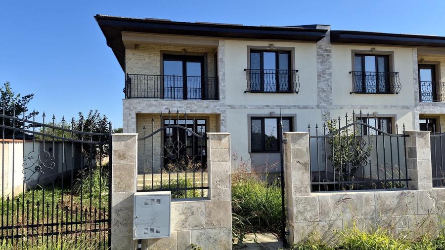Casă cu 4 camere cu Canalizare în Est