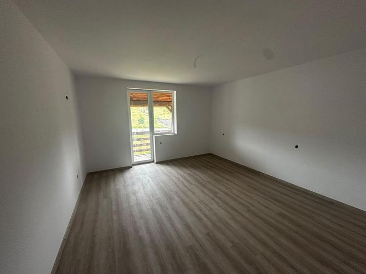 Duplex cu 5 camere cu Canalizare în Exterior Vest