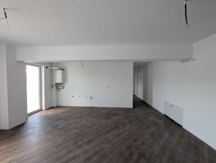 Apartament cu 3 camere semidecomandat în Florești