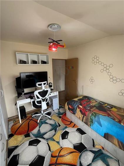 Apartament cu 3 camere decomandat, mobilat în Dâmbovița