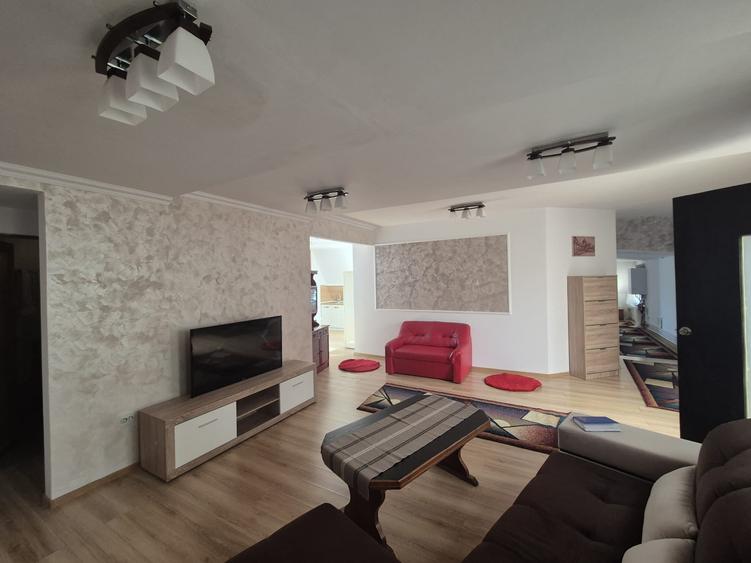 Apartament cu 4 camere decomandat în Schei