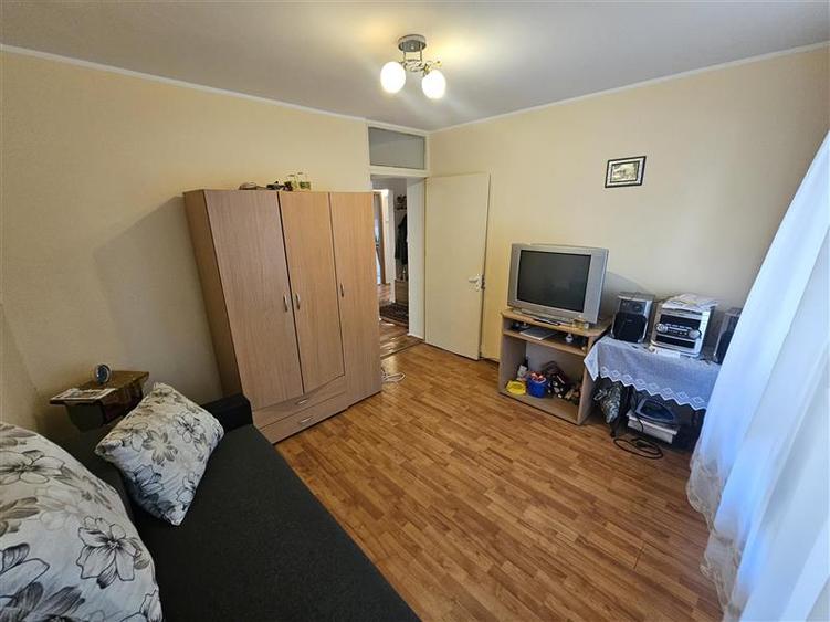 Apartament cu 3 camere decomandat în Micro IV