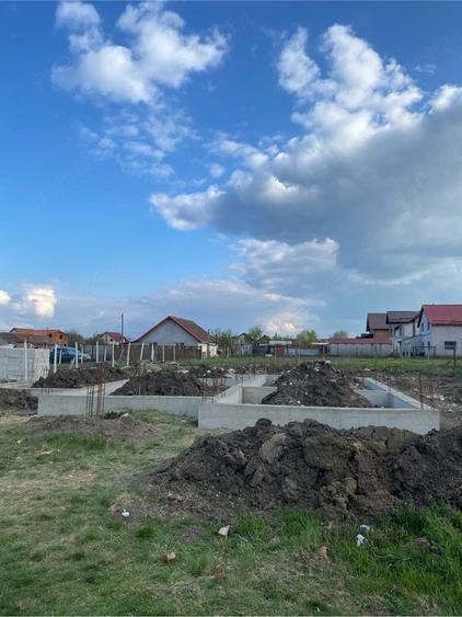 Casă cu Teren 685 Mp în Izvin