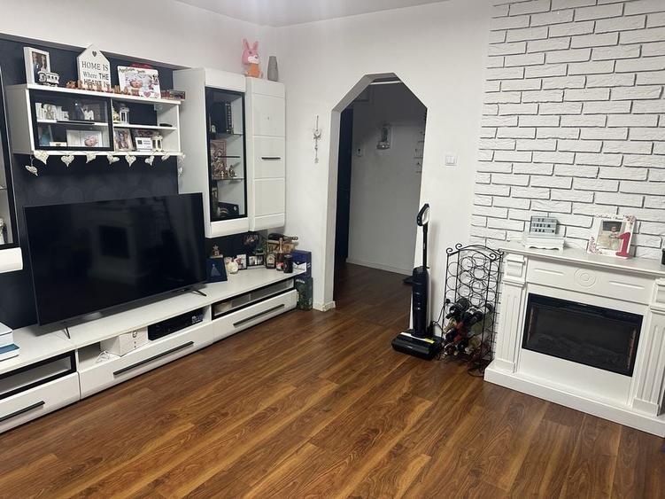 Apartament cu 4 camere decomandat în Micro 16
