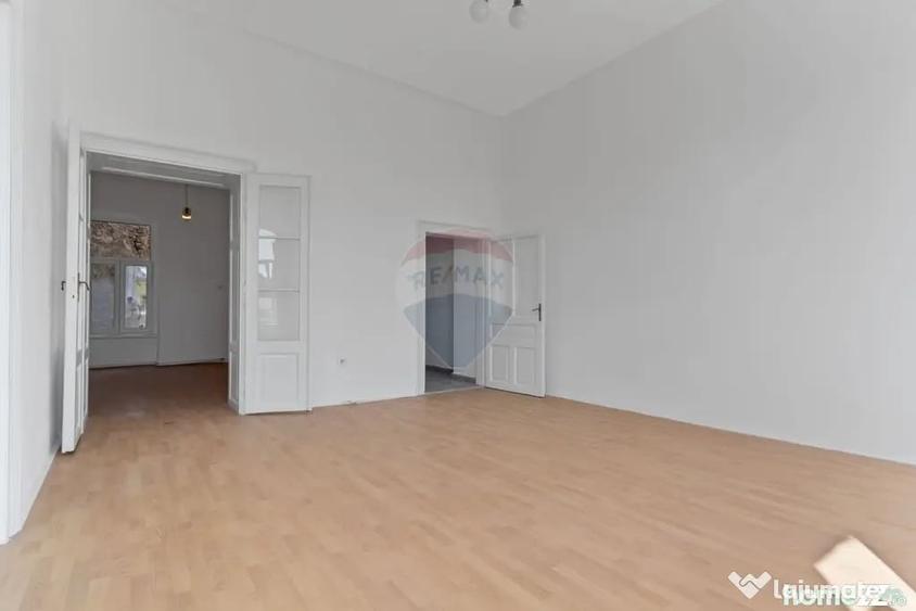 Apartament cu 3 camere semidecomandat în Central