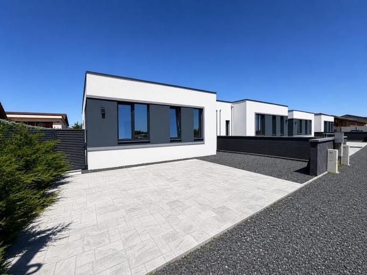 Duplex cu 4 camere cu Canalizare în Moșnița Nouă