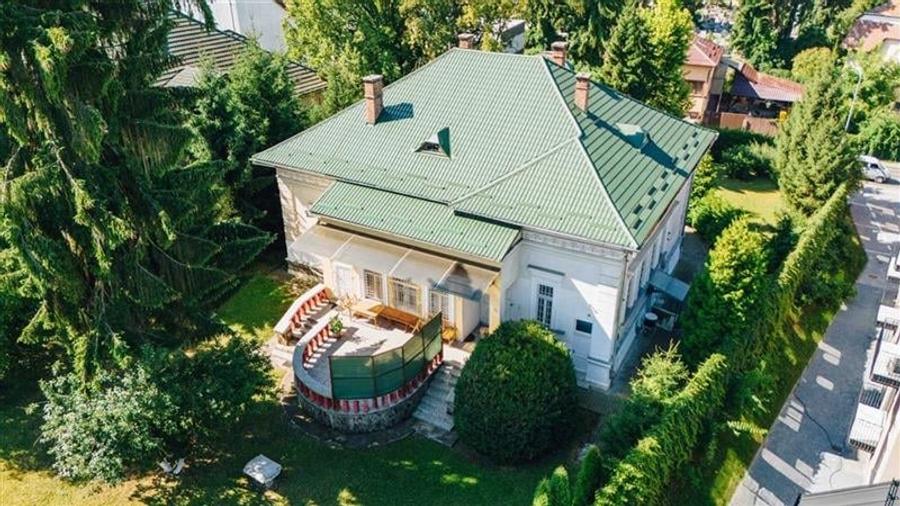 Casă individuală cu 7 camere cu Canalizare în Central