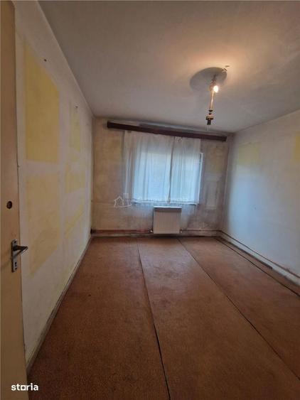 Apartament cu 4 camere decomandat în Rovine