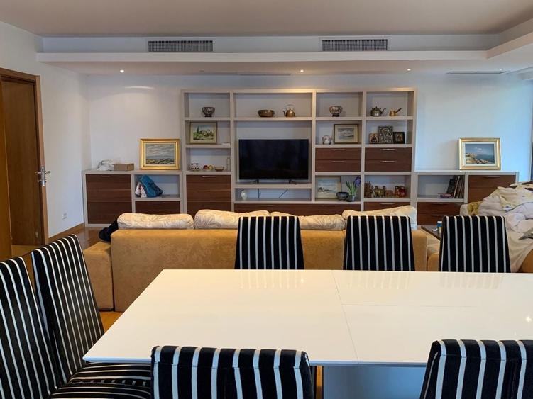 Apartament cu 5 camere decomandat în Capitale