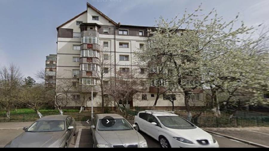 Apartament cu 3 camere decomandat în Sud