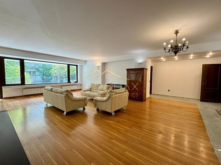 Apartament cu 4 camere circular, mobilat în Capitale