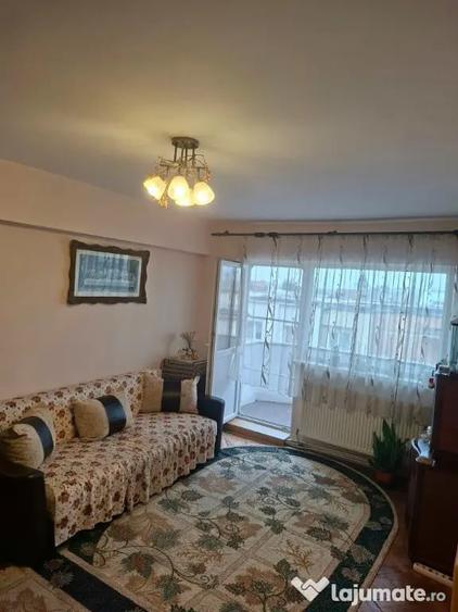 Apartament cu 3 camere semidecomandat în Central