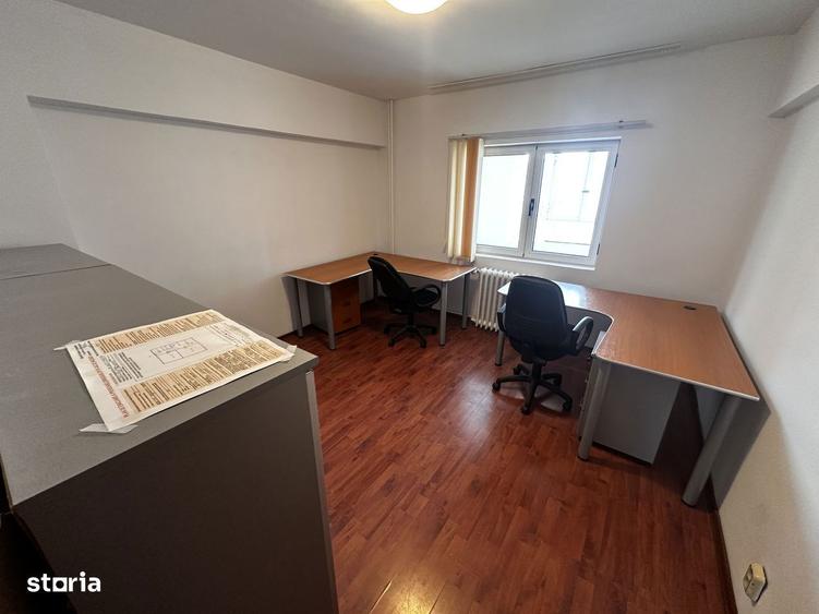 Apartament cu 3 camere semidecomandat, mobilat în Văcăresti