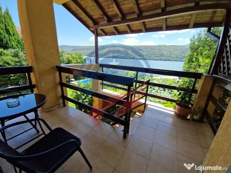 Casă cu 20 camere cu Teren 1632 Mp în Eșelnița