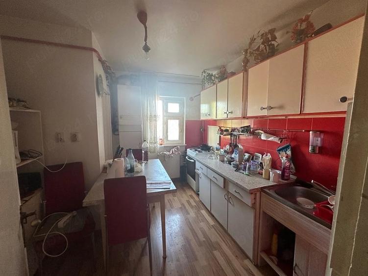 Apartament cu 4 camere decomandat în Central