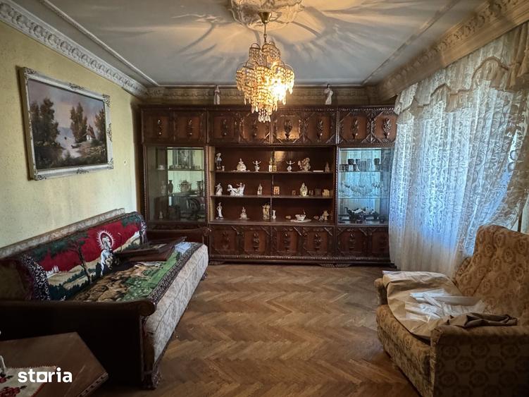 Apartament cu 5 camere decomandat în Nicolae Titulescu