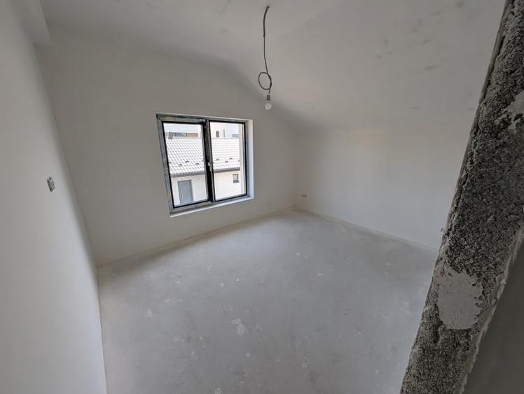 Casă individuală cu 5 camere cu Teren 300 Mp în Tunari