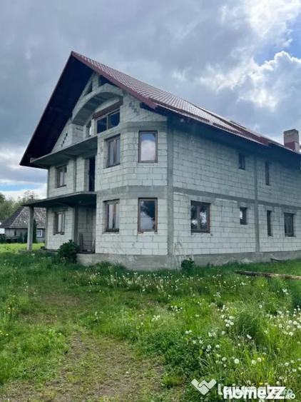 Casă cu 7 camere cu Teren 1674 Mp în Frătăuții Vechi