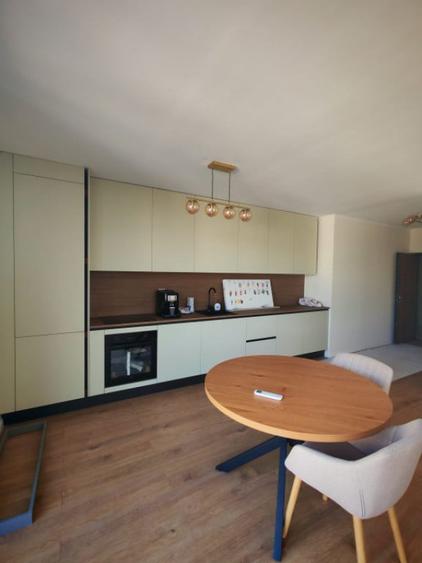 Apartament cu 3 camere semidecomandat în Gruia