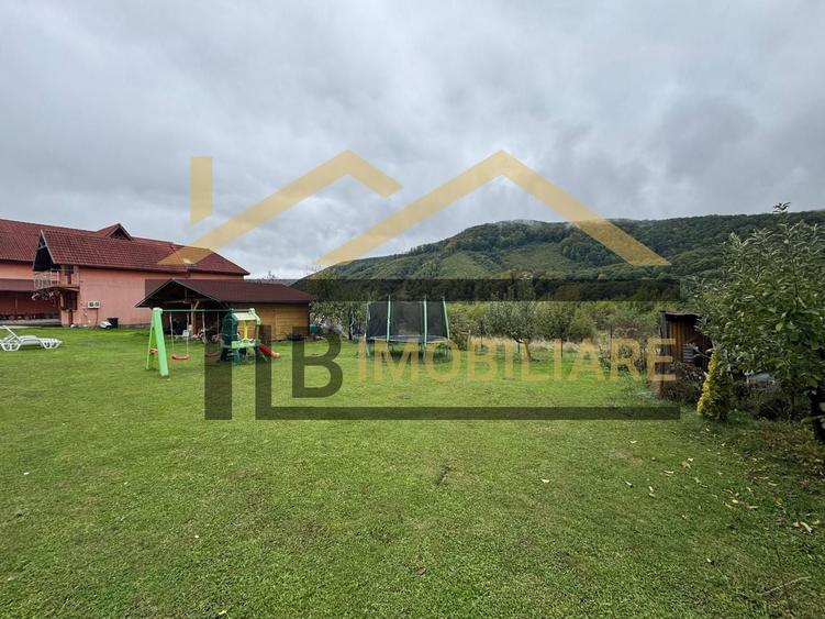 Casă individuală cu 8 camere cu Canalizare în Praid