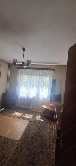 Apartament cu 3 camere decomandat în Republicii