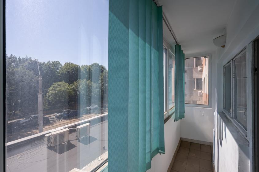 Apartament cu 3 camere semidecomandat în Rahova