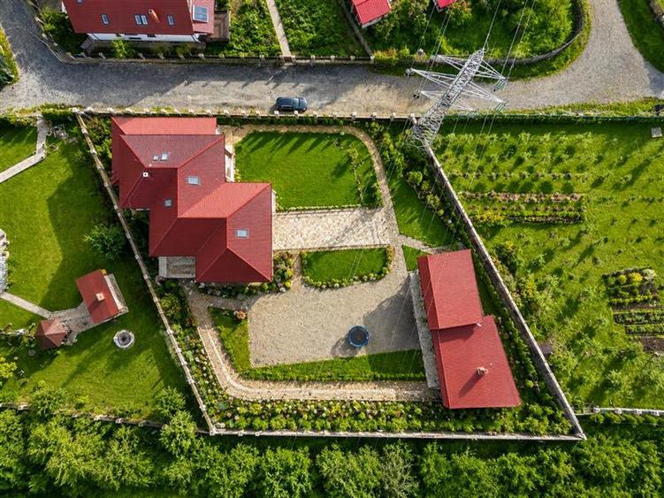 Casă individuală cu 8 camere cu Teren 1348 Mp în Simeria