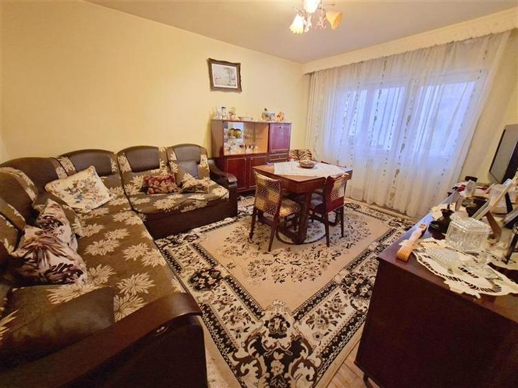 Apartament cu 4 camere decomandat în Narcisa