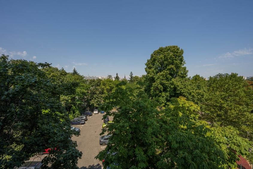 Apartament cu 3 camere semidecomandat în Baba Novac