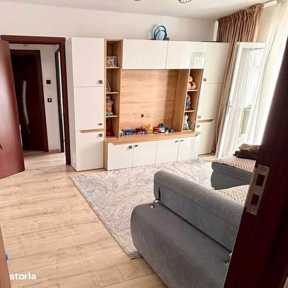 Apartament cu 3 camere semidecomandat în Craiovița Nouă