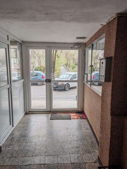 Apartament cu 4 camere semidecomandat în Drumul Taberei