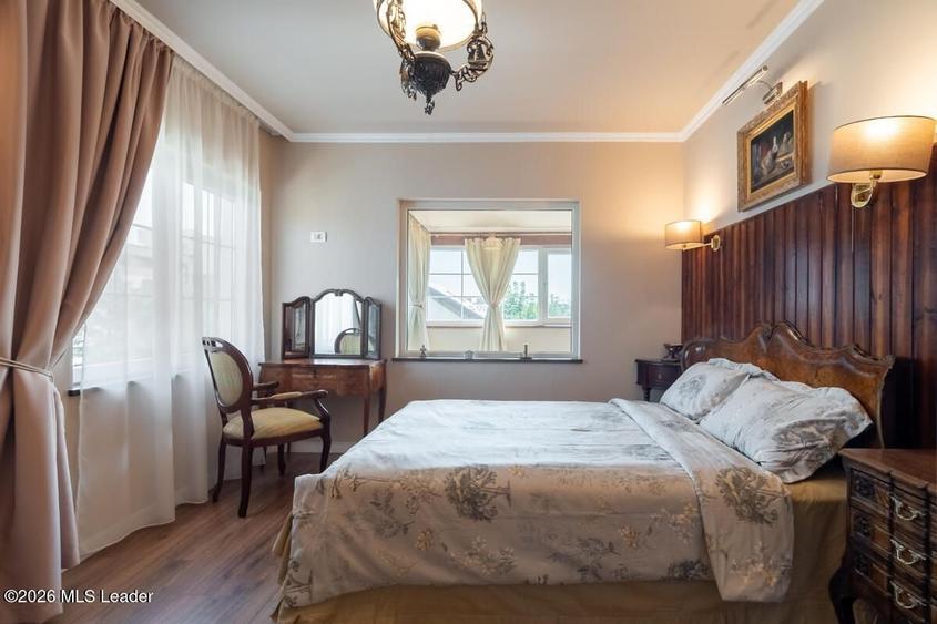 Casă individuală cu 7 camere cu Canalizare în Central