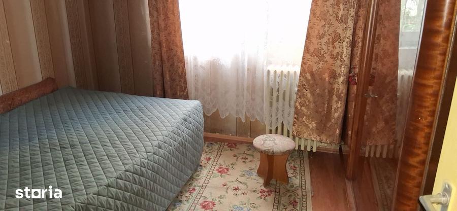 Apartament cu 3 camere semidecomandat în Calea București