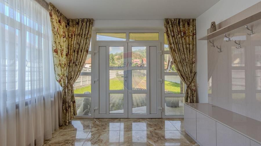 Casă cu 10 camere cu Teren 1074 Mp în Moieciu de Jos