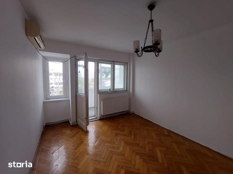 Apartament cu 3 camere semidecomandat în Independenței