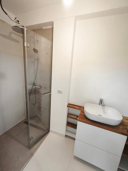Apartament cu 4 camere semidecomandat în P-ța Victoriei