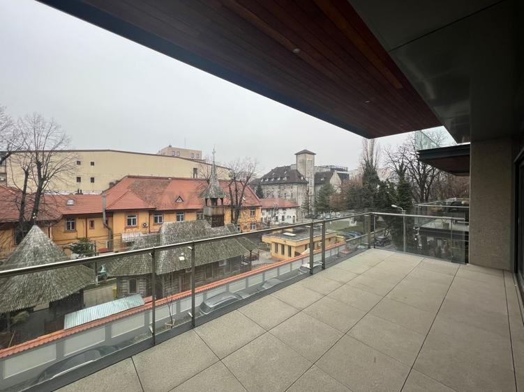 Apartament cu 4 camere semidecomandat în Kiseleff