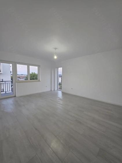Apartament cu 3 camere decomandat în Tractorul