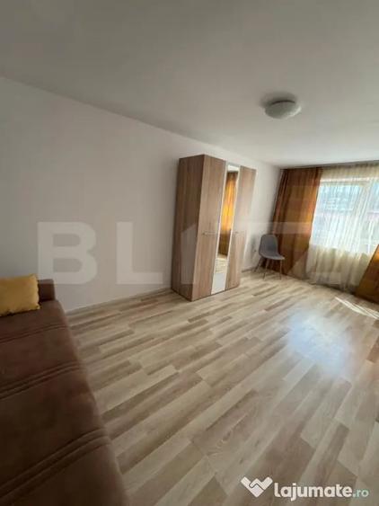 Apartament cu 3 camere semidecomandat în Florești