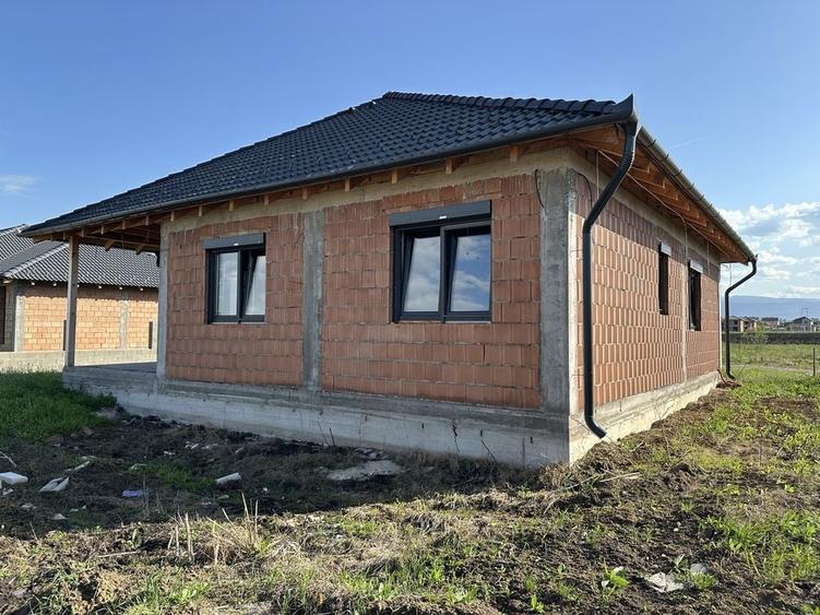Casă cu 4 camere în Șura Mică