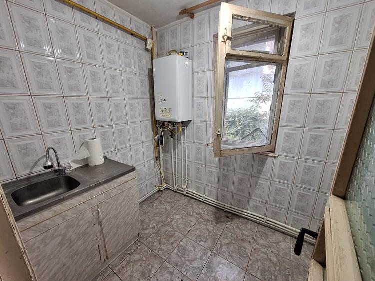 Apartament cu 3 camere semidecomandat în Micro 38