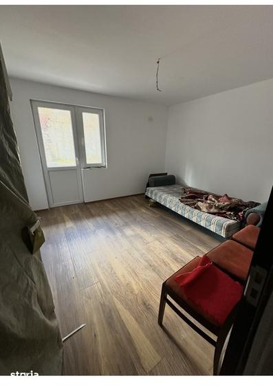 Casă cu 7 camere cu Teren 323 Mp în Petros