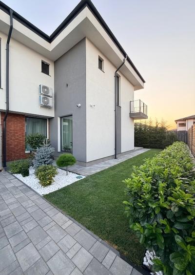 Duplex cu 4 camere cu Canalizare în Central